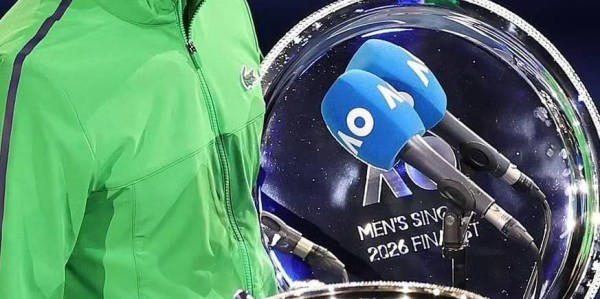 九游官网-麦肯罗机场怒骂粉丝引热议，罗迪克对德约退役言论持乐观积极态度