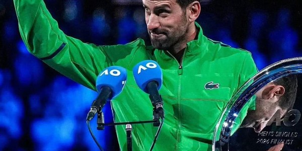 九游官网-麦肯罗机场怒骂粉丝引热议，罗迪克对德约退役言论持乐观积极态度