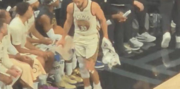 九游官网-勇士官宣：库里右膝酸痛提前退赛 队记曝过去一周一直不适